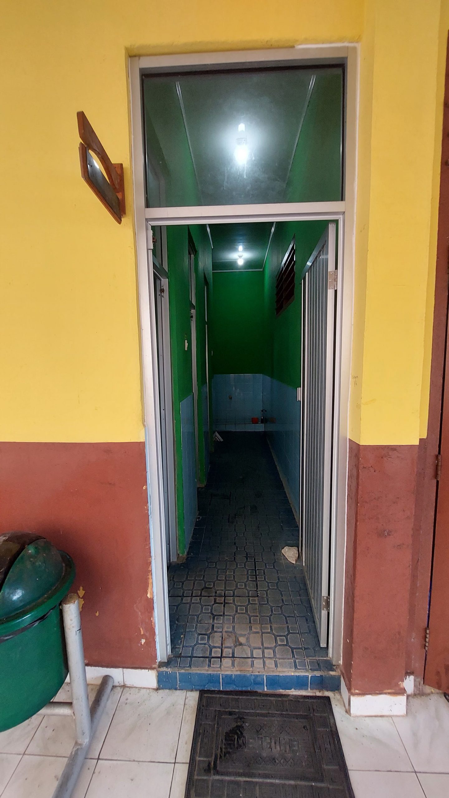Toilet Guru dan Karyawan