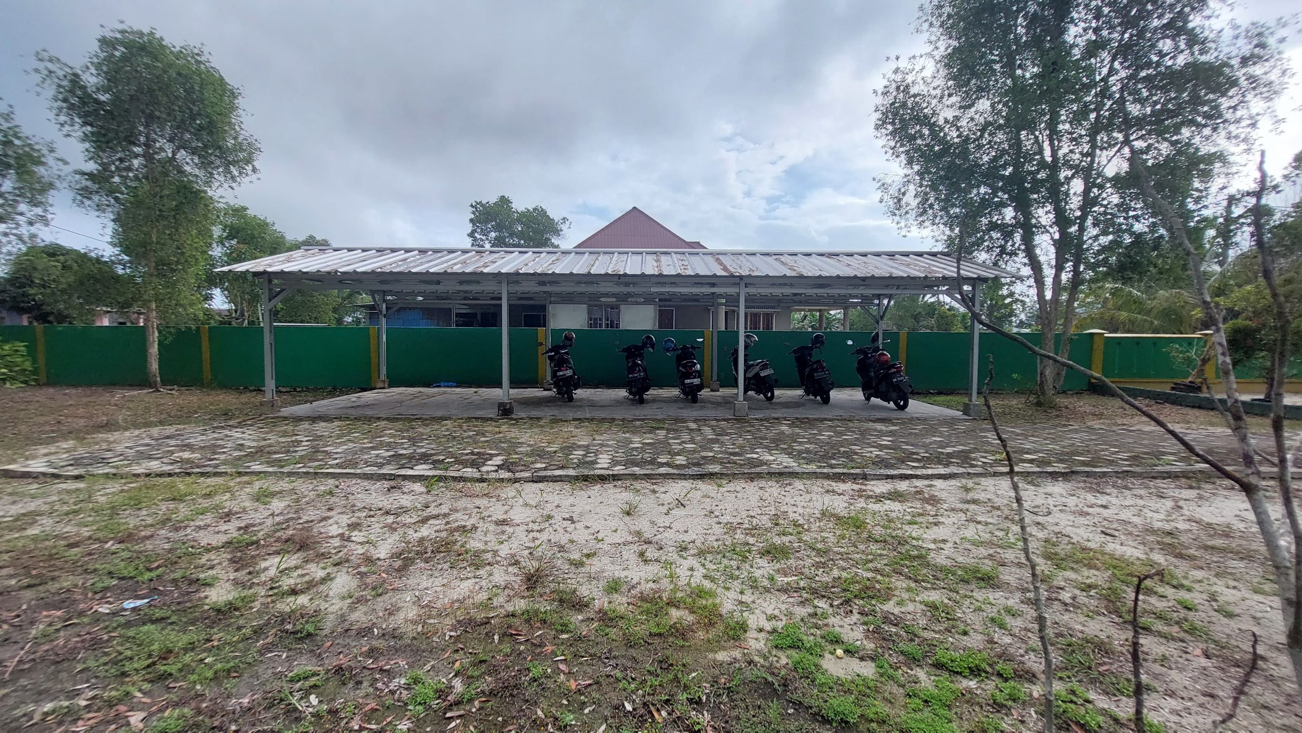 Tempat Parkir Guru dan Karyawan