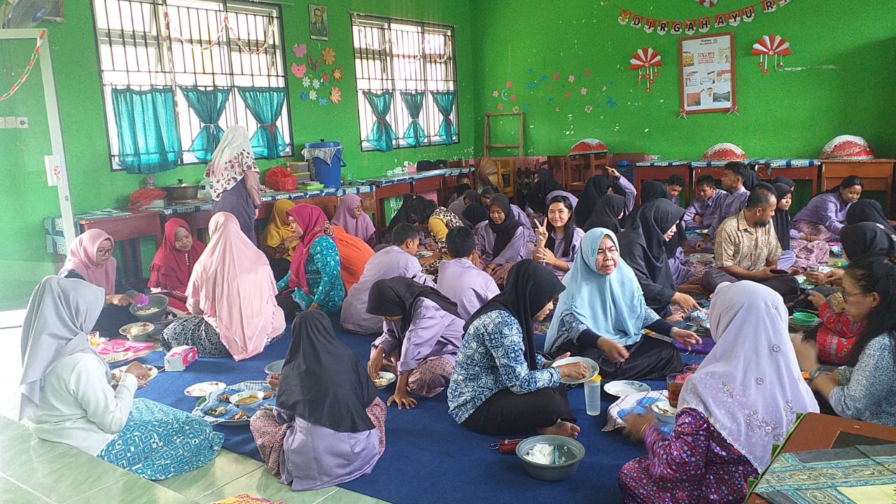 Gelar Karya Tradisi Makan Bedulang SMPN 3 Sijuk Gelar Karya Tradisi Makan Bedulang SMPN 3 Sijuk