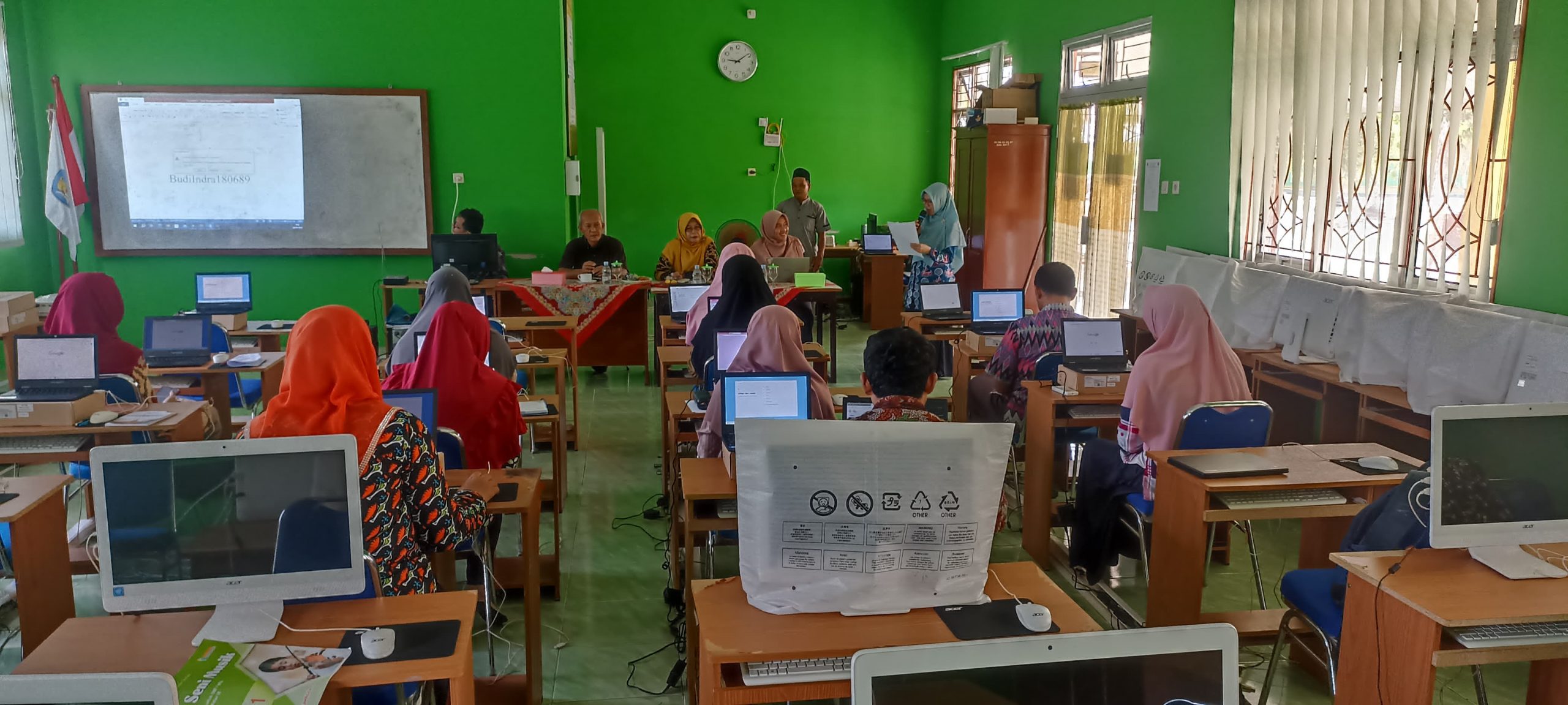 WORKSHOP PENINGKATAN KOMPETENSI GURU MENGGUNAKAN TIK DALAM PEMBELAJARAN
