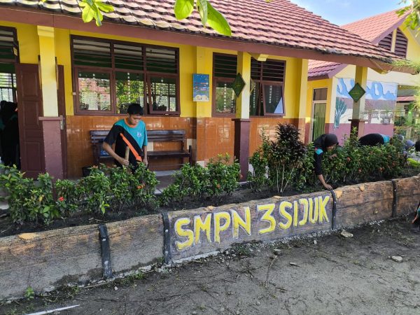 World Clean Up Day_ SMP Negeri 3 Sijuk
